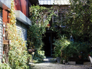 photographie du jardin du Houloc, ateliers d'artiste partagés à Aubervilliers, en Seine-Saint-Denis